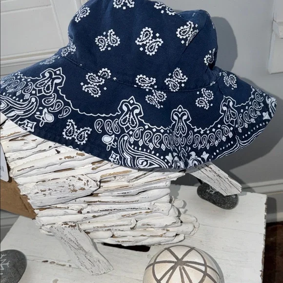 ⭐️NWT Free People Bandana Reversible Bucket Hat⭐️ - Picture 4 of 7